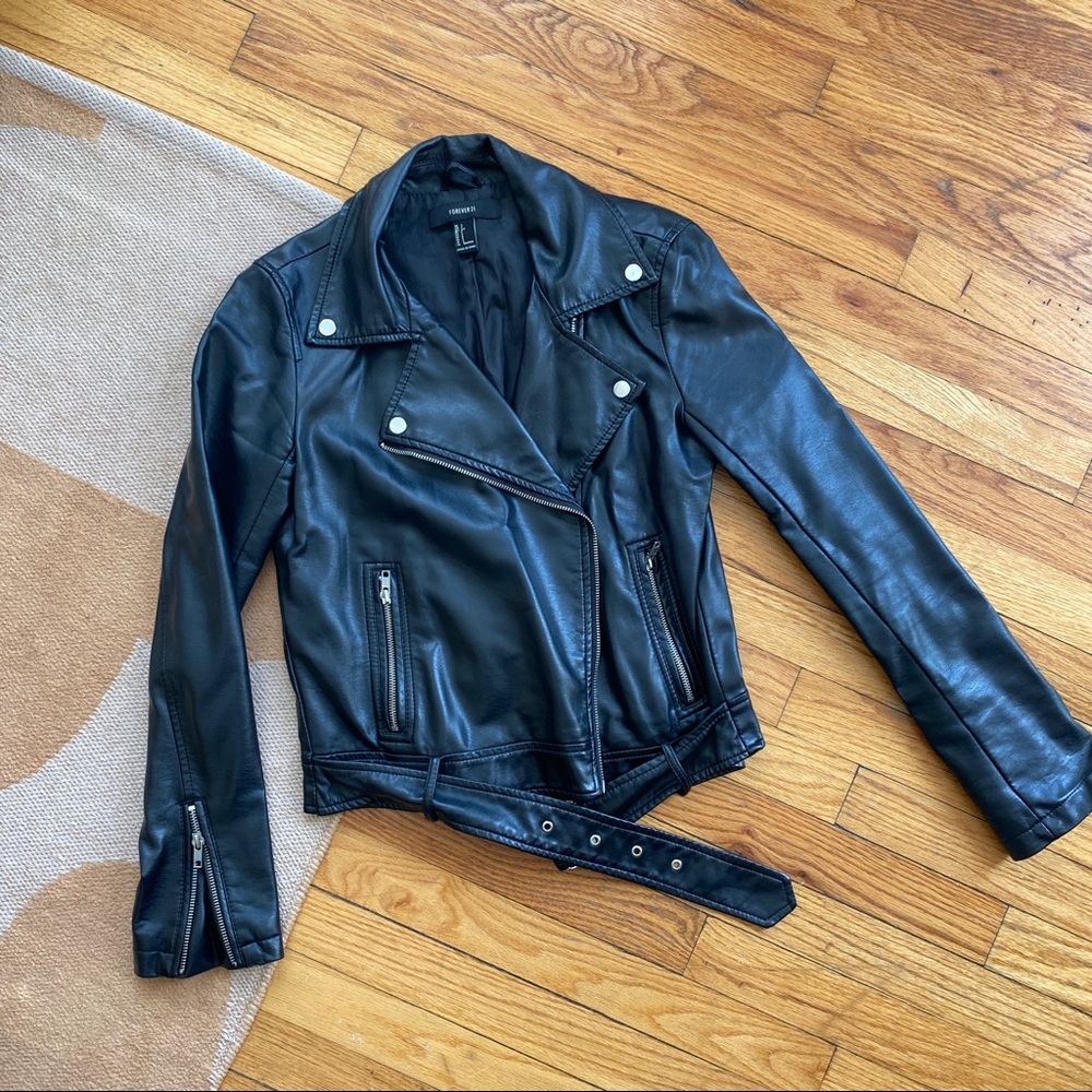 FOREVER 21 \\ Black Biker Jacket